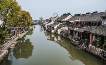 1月26日，河南商丘。祖孙四代连续12年春节慰问敬老院，老人的儿媳：我们上孝敬老人，下关爱孩子，一家人从不吵架，“希望把孝心和爱心推及到敬老院”。